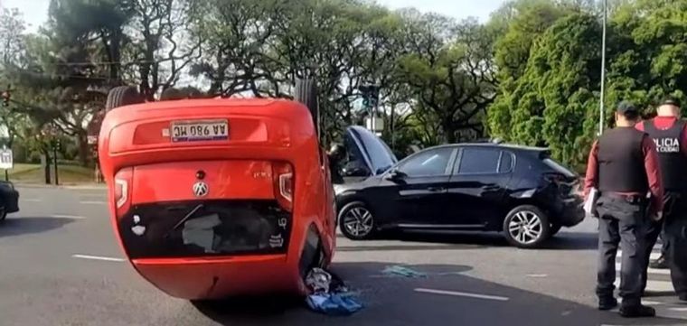 Una mujer fue hospitalizada este martes por la tarde tras un violento accidente ocurrido frente al Jardín Japonés, en el barrio porteño de Palermo.&nbsp;