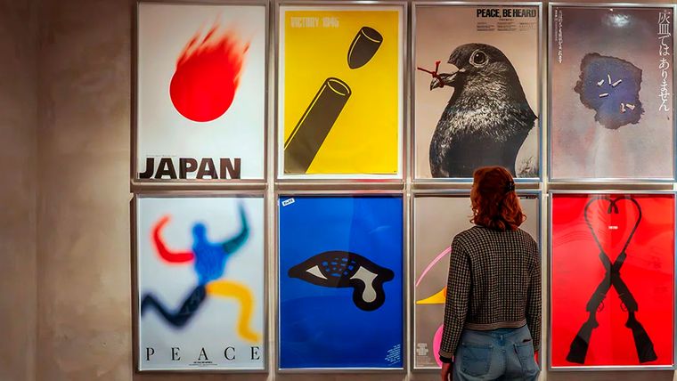 Afiches, fotografías e ilustraciones permiten seguir la evolución de una cultura a través de sus imágenes. Afiches, fotografías e ilustraciones permiten seguir la evolución de una cultura a través de sus imágenes.