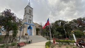 La iglesia de Pisco Elqui, uno de los puntos más emblemáticos del pueblo, rodeada de árboles y con la cordillera de fondo. La iglesia de Pisco Elqui, uno de los puntos más emblemáticos del pueblo, rodeada de árboles y con la cordillera de fondo.