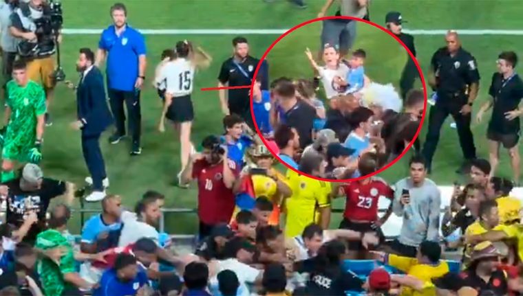 Con Bautista (1) en brazos, Mina Bonino buscaba a Benicio (4), su hijo mayor, que había quedado con otro familiar en la tribuna, cuando arrojaron un proyectil que le pasó cerca y salió corriendo de la zona. Foto: captura TyC Sports