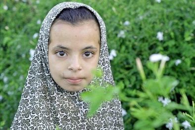 MDZol | Basmalla, de 10 años, y sus hermanos recogen jazmín durante la noche para ayudar a su madre a arreglárselas con lo que tiene Foto: BBC