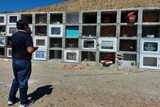 insolito: entraron al cementerio y abrieron un cajon para despedir a un familiar fallecido por coronavirus