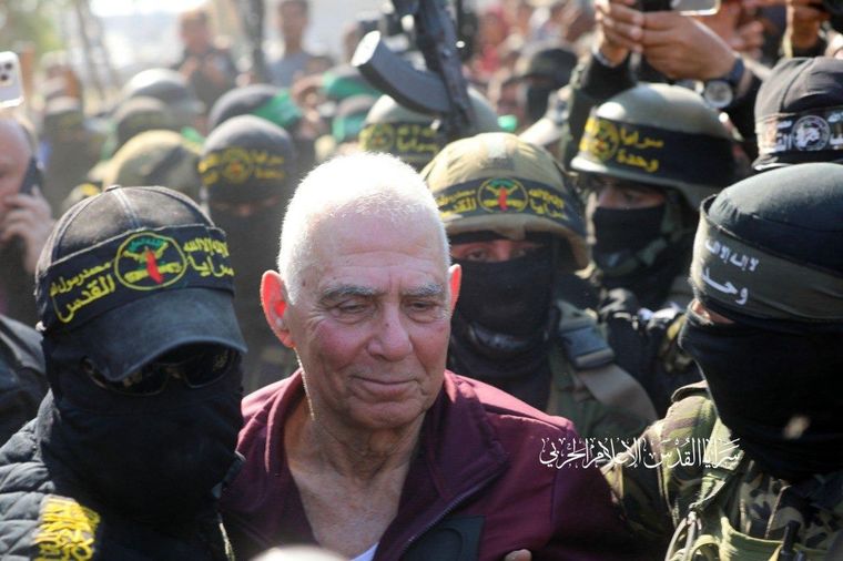 Gadi Moses, de 80 años, rodeado de los terroristas que lo tuvieron cautivo durante casi 16 meses. Foto: X