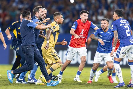 Ayrton Costas, uno de los más calientes en el final de Cruzeiro-Boca. Ayrton Costas, uno de los más calientes en el final de Cruzeiro-Boca.