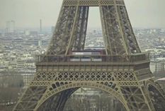 La torre Eiffel tuvo que ser temporalmente evacuada este martes a causa de un cortocircuito en el sistema de alimentación de los ascensores. Foto: Captura de video