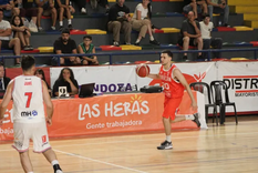 El Chiri Reyes marcó 6 de 6 en libres. Una gran noche de básquet. (FOTO: PRENSA HURACÁN LAS HERAS BASQUET) El Chiri Reyes marcó 6 de 6 en libres. Una gran noche de básquet. (FOTO: PRENSA HURACÁN LAS HERAS BASQUET)