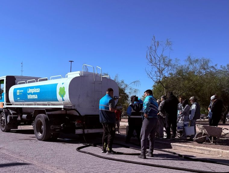 El fin de semana, camiones cisterna llevaron agua La Favorita. Foto: Ciudad de Mendoza