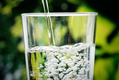 ¿Mala onda? La verdadera razón por la que se llena de burbujas un vaso de agua A veces dejamos un vaso con agua y este queda lleno de burbujas. Foto: Freepik