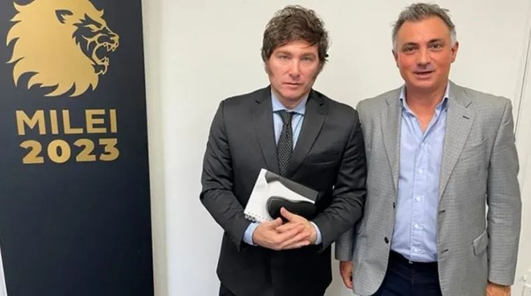 Javier Milei junto a Sebastián Pareja, principal armador del espacio en los 135 municipios bonaerenses