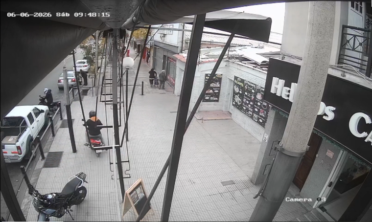 Los sospechosos fueron captados por cámaras de seguridad en el momento en que robaban la motocicleta.