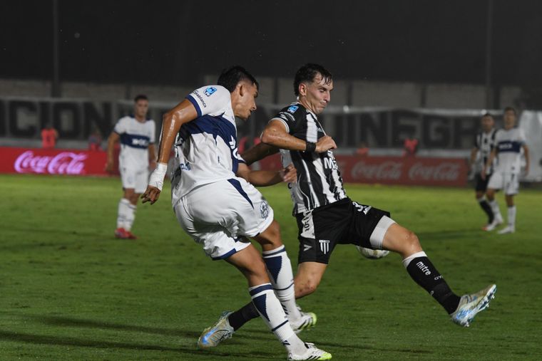 Gimnasia sólo pudo utilizar su histórica camiseta durante el primer tiempo ante Gimnasia La Plata. Gimnasia sólo pudo utilizar su histórica camiseta durante el primer tiempo ante Gimnasia La Plata. 