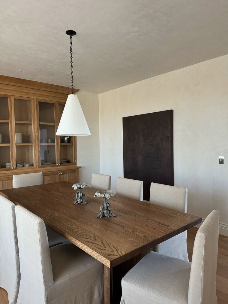 Honrar los cimientos de una casa no solo reduce el desperdicio, sino que crea un carácter imposible de replicar con materiales nuevos porque ahí está el alma. Créditos: instagram.com/mollykiddstudio/ Honrar los cimientos de una casa no solo reduce el desperdicio, sino que crea un carácter imposible de replicar con materiales nuevos porque ahí está el alma. Créditos: instagram.com/mollykiddstudio/