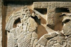 Los mayas dejaron algunas inscripciones en piedra que contenían fechas (al centro, arriba) importantes en su historia.