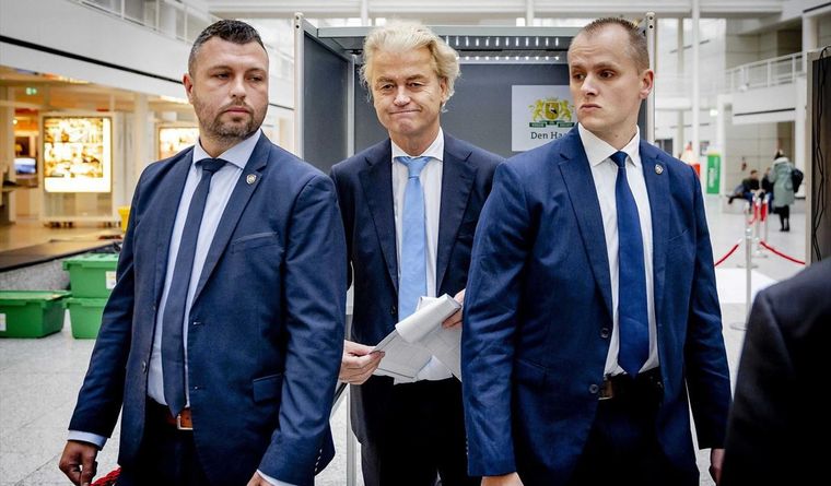Al centro, el líder de centroderecha Geert Wilders; su agrupación es antiislamista y euroescéptica. Foto: Efe.