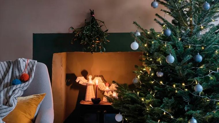 Permitir que cada uno contribuya a su manera hace que la decoración navideña sea más significativa y crea recuerdos duraderos. Foto: Farrow & Ball