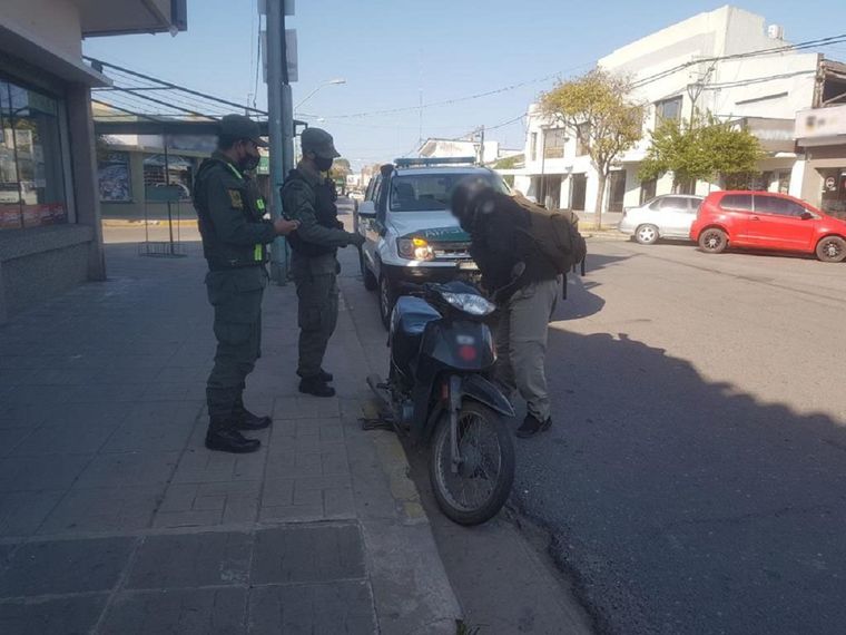 Un hombre llevaba algo inexplicable en la mochila y terminó detenido tras ser requisado por Gendarmería