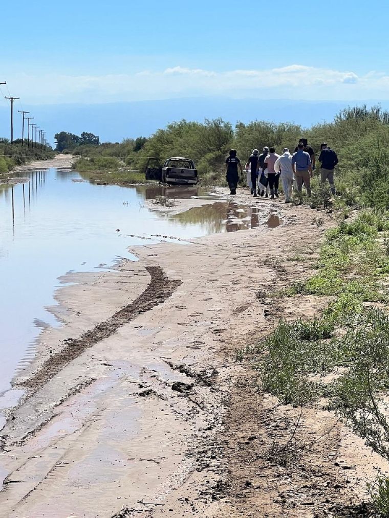 Los investigadores en el lugar donde apareció muerto el hombre. Foto: gentileza.
