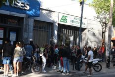 El nuevo bono de Anses busca aliviar los gastos de eventos importantes como matrimonios, nacimientos y adopciones. Foto: ALF PONCE MERCADO / MDZ