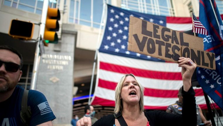 Una simpatizante de Donald Trump con la pancarta Solo votos legales, Filadelfia (Pensilvania, EE.UU.), 8 de noviembre de 2020.