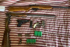 Las armas incautadas en la casa del sospechoso del robo de luminarias. 