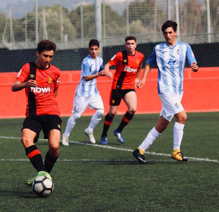 Por motivos laborales, su familia se mudó a Mallorca, donde llevó sus goles. Por motivos laborales, su familia se mudó a Mallorca, donde llevó sus goles.