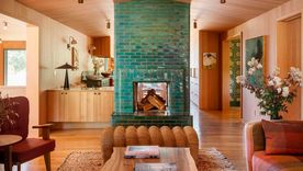 El verde azulado demuestra el impacto del color en este espacio del hogar.Créditos: Aaron Leitz y Jessica Helgerson. El verde azulado demuestra el impacto del color en este espacio del hogar.Créditos: Aaron Leitz y Jessica Helgerson.