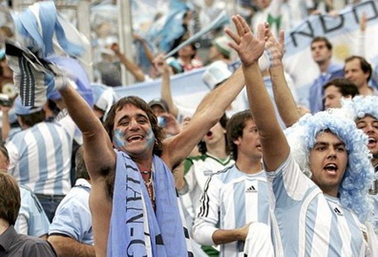 Hinchas argentinos, ahora en la mira de los medios. Foto: web