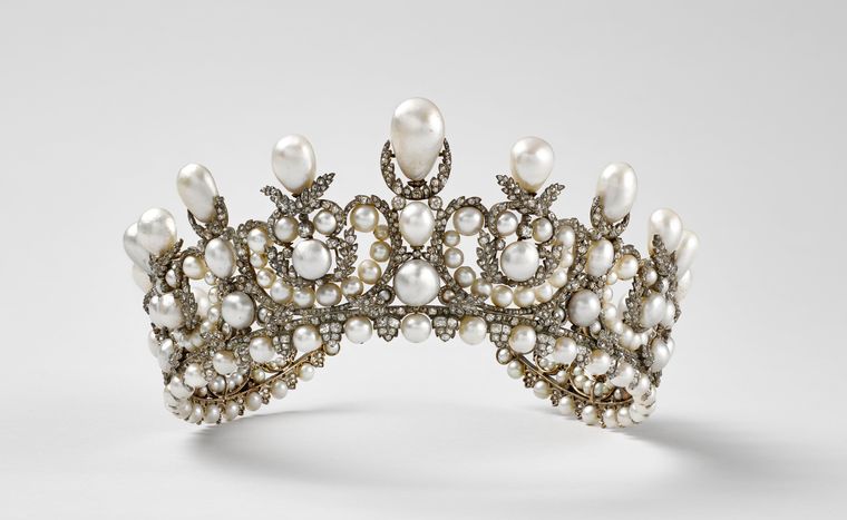 Una tiara que llevaba la emperatriz Eugenia, esposa de Napoleón III, fue uno de los objetos robados.