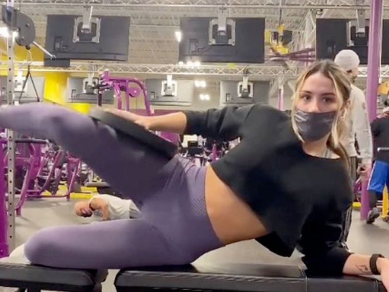 Julia subió un video a TikTok donde se ve como un hombre le toma fotos desde atrás