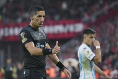 Falcón Pérez felicitó a un futbolista de Independiente tras el 1-0 ante Instituto. Foto: Archivo