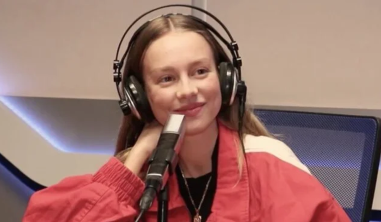 Ester Expósito empezó a disfrutar de nueva música desde que está de novia, ¿de qué se tratará? Foto: La Linterna.