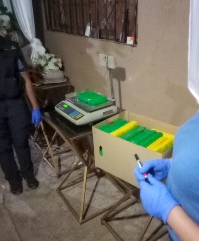 Autoridades revelaron cómo se ejecutó el operativo que halló dólares, pesos, cocaína y documentación en inmuebles vinculados a una organización narco. Autoridades revelaron cómo se ejecutó el operativo que halló dólares, pesos, cocaína y documentación en inmuebles vinculados a una organización narco.