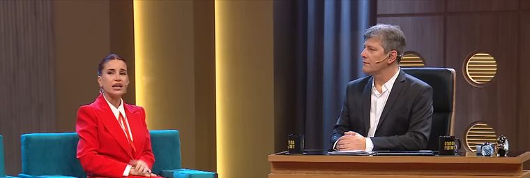La actriz habló de todo en el programa. La actriz habló de todo en el programa.