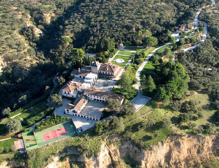 La enorme finca que Betancourt tiene la provincia española de Toledo fue allanada por la policía española a petición de las autoridades judiciales suizas.