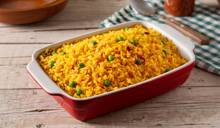La receta de arroz a la mexicana se transmite de generación en generación, siendo un acompañamiento infaltable en comidas y celebraciones mexicanas.
