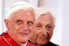 intriga papal: benedicto niega haber escrito el polemico libro