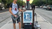 Emmanuel renunció a su trabajo formal para tocar heavy metal en las calles de Mendoza Emmanuel renunció a su trabajo formal para tocar heavy metal en las calles de Mendoza