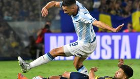 Maravilla Martínez le pasa por encima a Chelo Weigandt. Todo Boca pidió la expulsión del goleador de Racing por un golpe a Ayrton Costa.&nbsp;