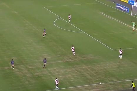 El estado del campo de juego del Monumental mostró varias marcas y genera preocupación en River de cara al Superclásico. El estado del campo de juego del Monumental mostró varias marcas y genera preocupación en River de cara al Superclásico.