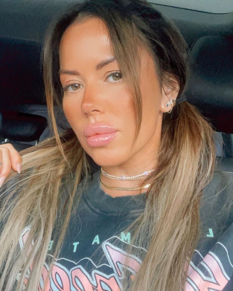 Karina Jelinek nos enseña cómo llevar los clásicos jeans rotos Foto: Instagram