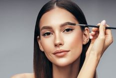 Haz tu propio efecto cejas laminadas con fijador de cabello. Foto: Loreal París