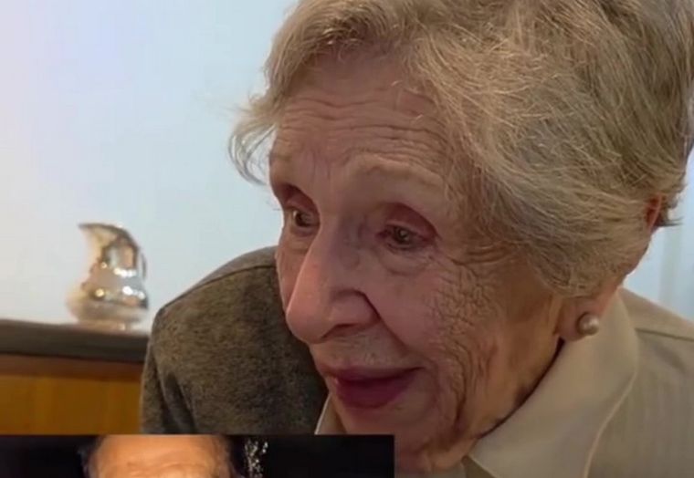 Una abuela se reencontró gracias a la inteligencia artificial (IA) con la imagen animada de su esposo fallecido hace más de tres décadas. Su reacción fue emocionante.