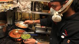 Chef utiliza máscara de oxígeno para prepara el plato más picante del mundo