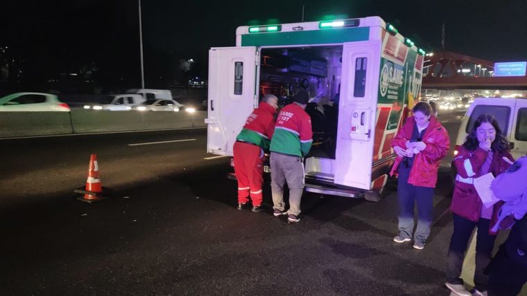 El accidente dejó heridos que fueron atendidos por el SAME Foto: Twitter: @jotaleonetti