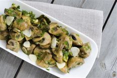 Sorprende a tus seres queridos con estos sabrosos champiñones al ajillo Foto: Shutterstock