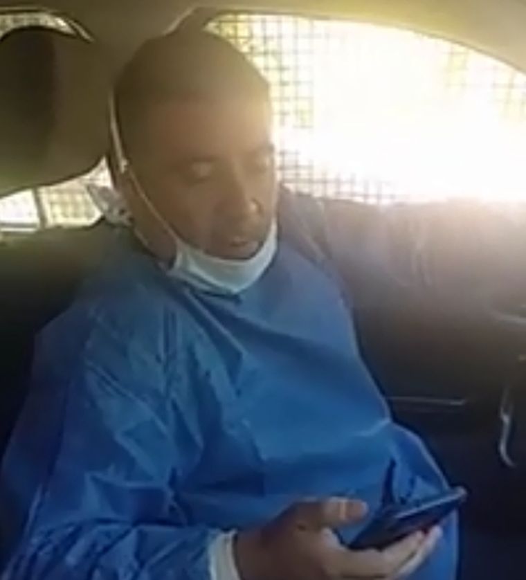 Policía En el video, el supuesto agente dice que la indumentaria no es suficiente.