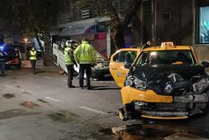 Un taxi chocó con una camioneta que terminó volcada en Rioja y Garibaldi