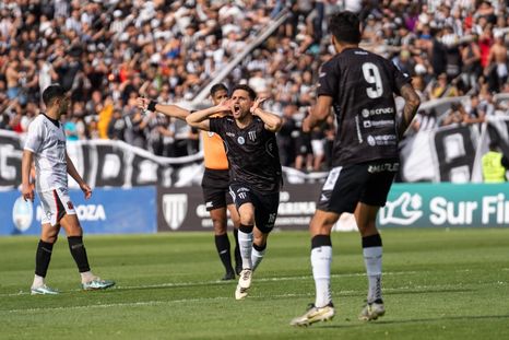 Fermín Antonini ya sacó el zapatazo rasante y cruzado que dejó sin respuesta al arquero de Defensores y va a festejarlo a lo Riquelme con la gente del Lobo. Fermín Antonini ya sacó el zapatazo rasante y cruzado que dejó sin respuesta al arquero de Defensores y va a festejarlo a lo Riquelme con la gente del Lobo.