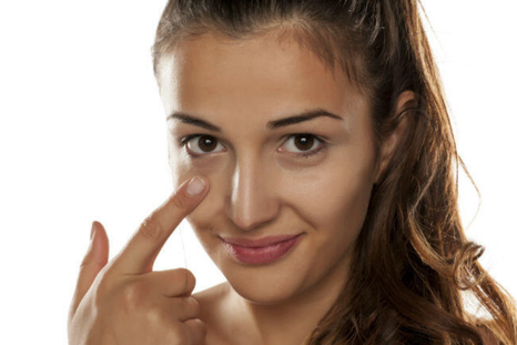 Las ojeras requieren cuidados especiales ¡No dejes de probar con aceite de almendras! Foto: sevilla.abc.es