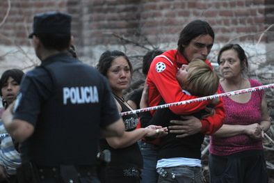 MDZol | El novio de la mujer asesinada consolando a una de sus hijas. Foto: Pachy Reynoso / MDZ
